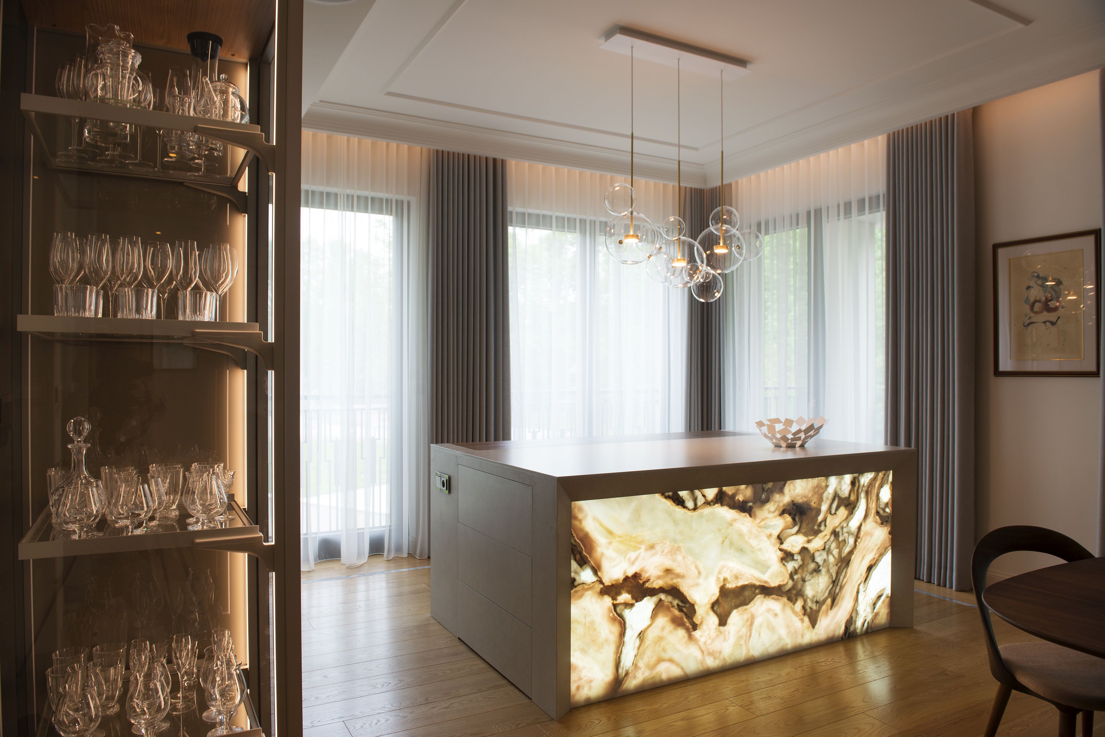 Różne źródła światła w apartamencie, pozwalają uzyskać odpowiedni nastrój